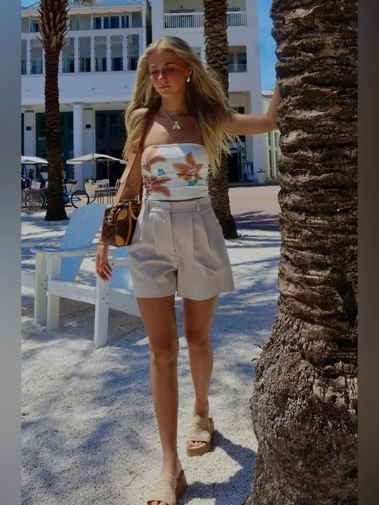 Abercrombie Curve Love A&F Sloane High Rise Tailored Shorts 4.5in - 2  26  Taupe - Picture 6 of 16